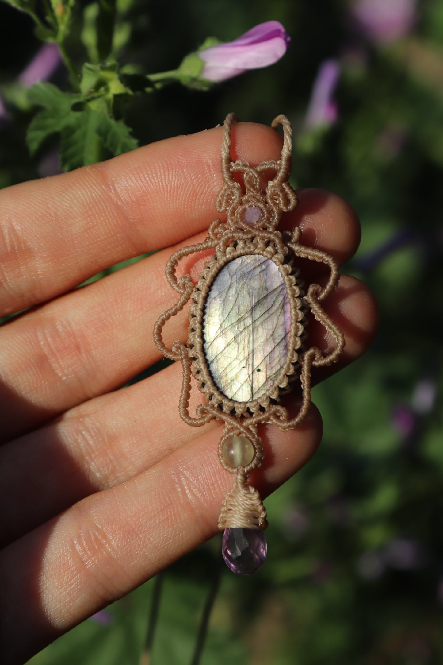 Pendentif en labradorite argentée et violette avec perles d'améthyste et de fluorite