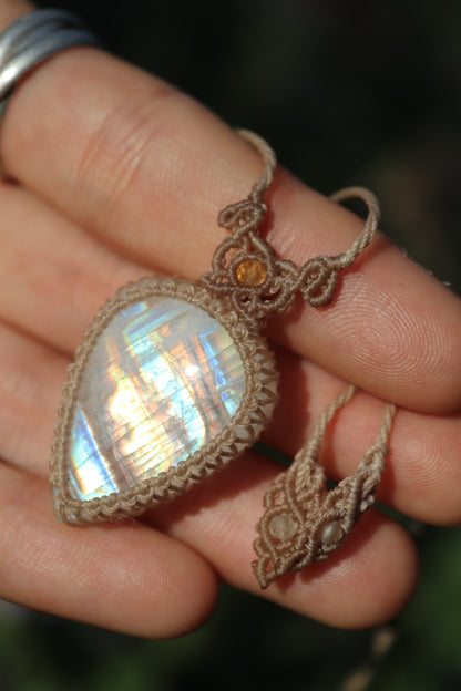 Pendentif en pierre de lune arc-en-ciel translucide avec perles de cornaline
