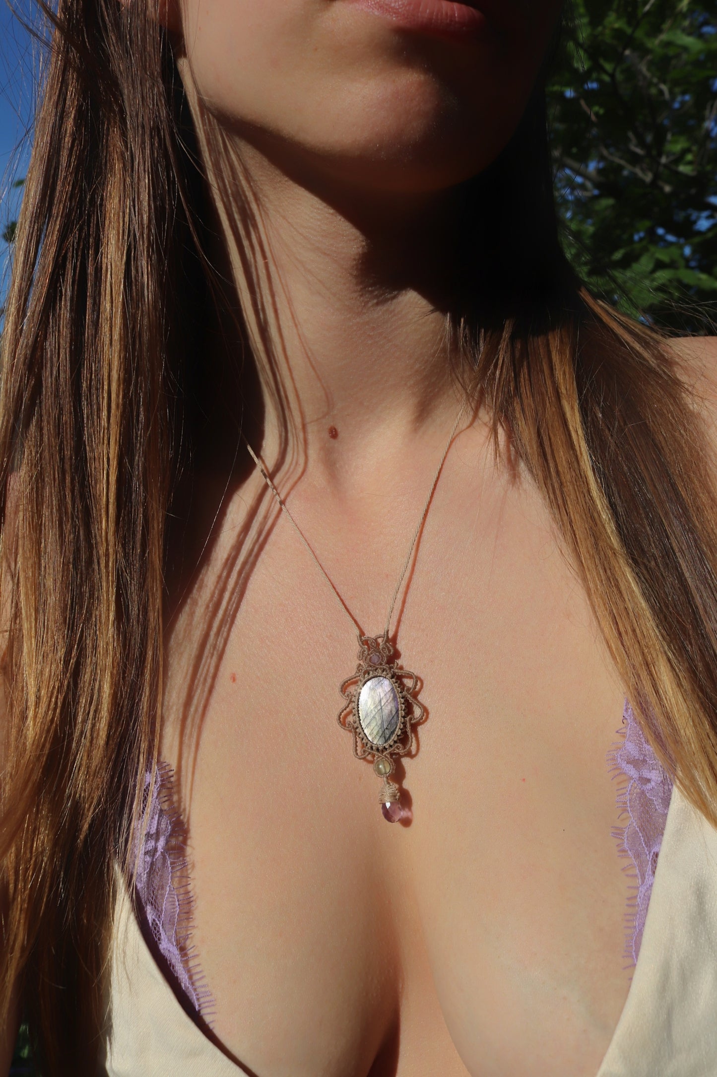 Pendentif en labradorite argentée et violette avec perles d'améthyste et de fluorite