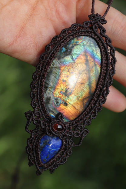 Markamee-Halskette mit gelbem Regenbogen-Labradorit, Granat und Lapislazuli