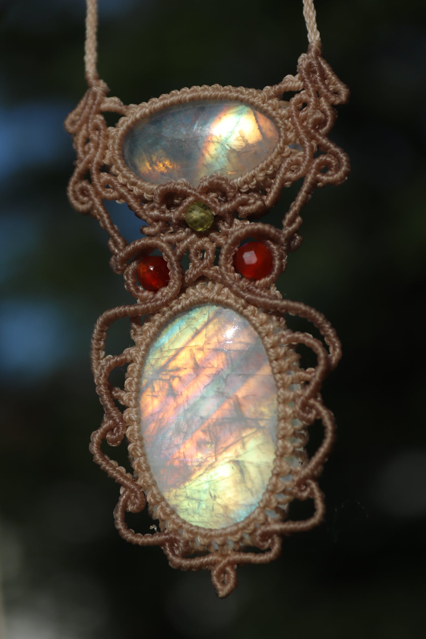 Pendentif en pierre de lune arc-en-ciel dorée translucide de qualité RARE