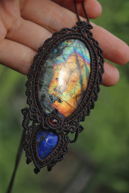 Markamee-Halskette mit gelbem Regenbogen-Labradorit, Granat und Lapislazuli
