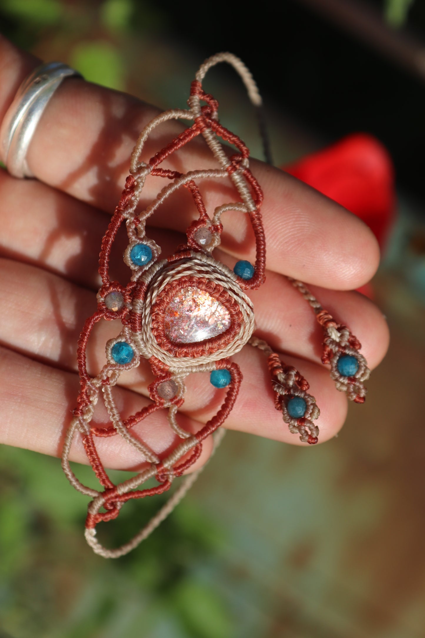 Funkelndes Sonnenstein-Armband mit Apatit-Perlen