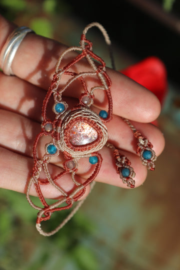 Funkelndes Sonnenstein-Armband mit Apatit-Perlen