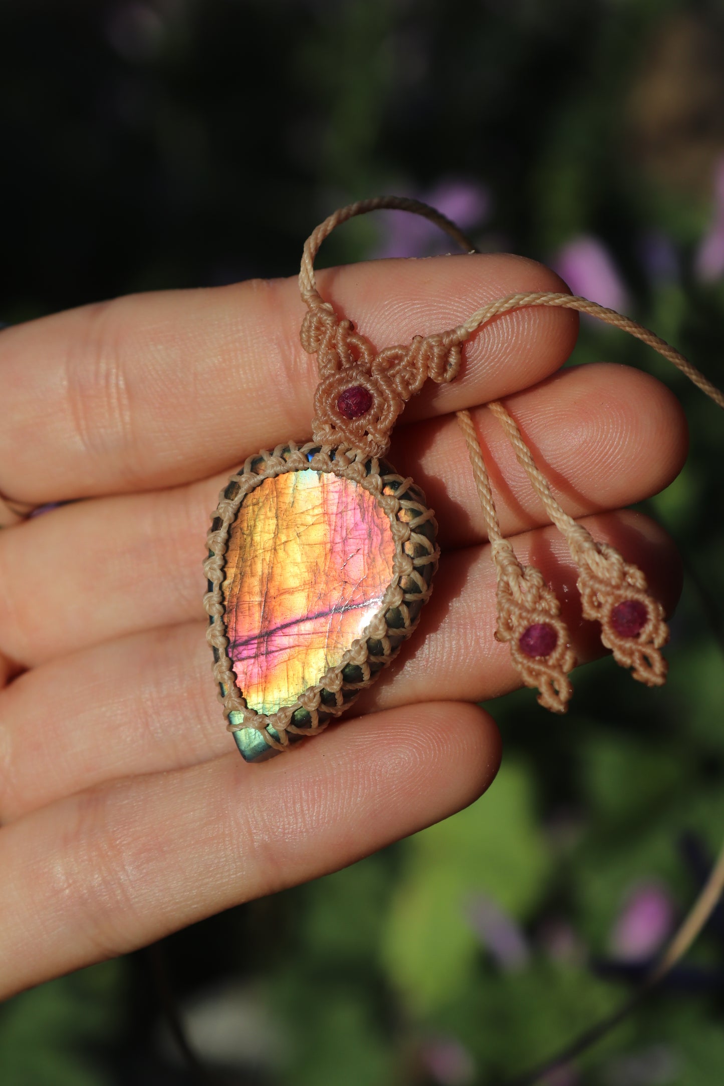 Labradorite rose vif et orange avec perles de rubis