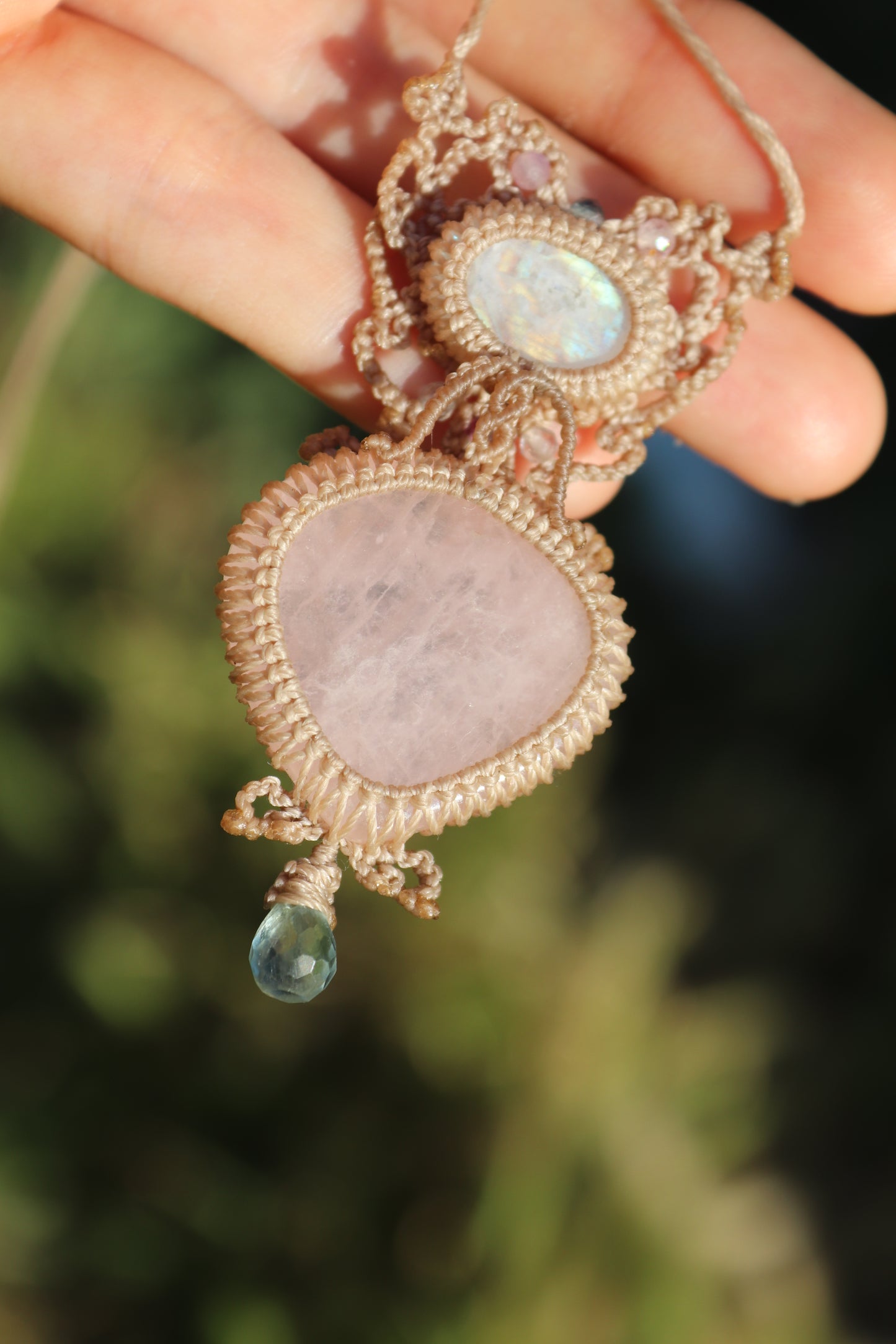 Pendentif en quartz rose et pierre de lune avec goutte d'aigue-marine
