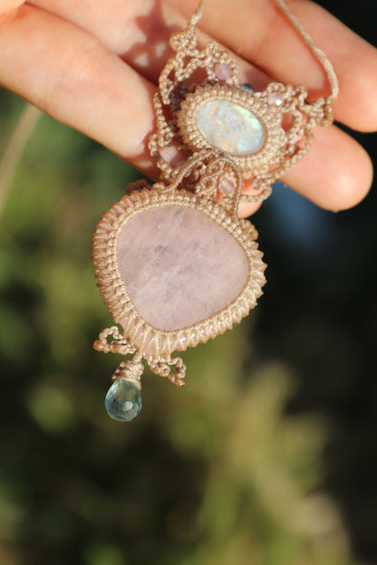Pendentif en quartz rose et pierre de lune avec goutte d'aigue-marine