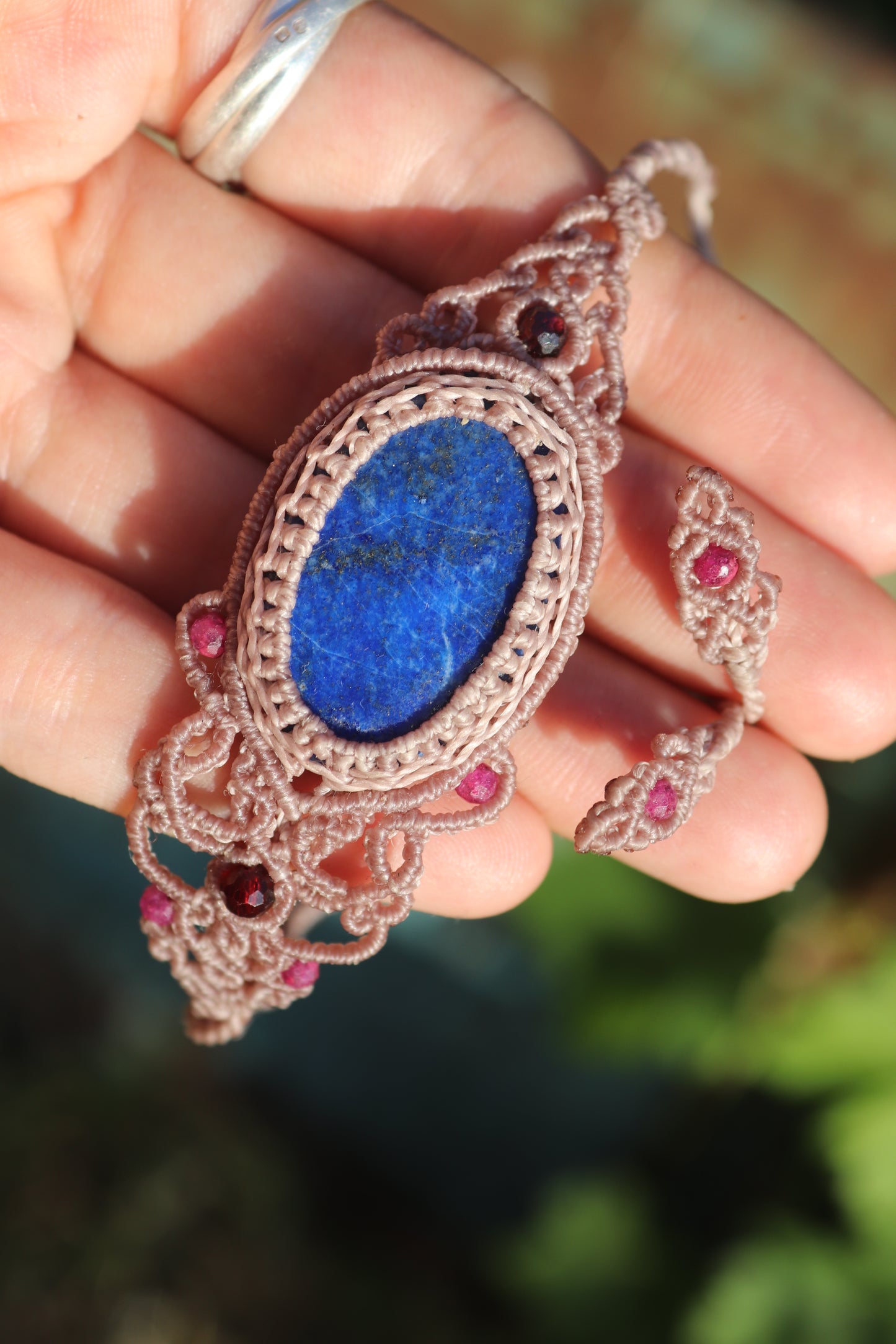 Lapis-Lazuli-Armband, asymmetrisches Design mit Granat- und Rubinperlen