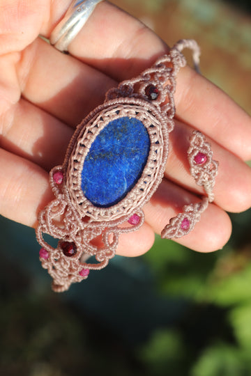 Lapis-Lazuli-Armband, asymmetrisches Design mit Granat- und Rubinperlen