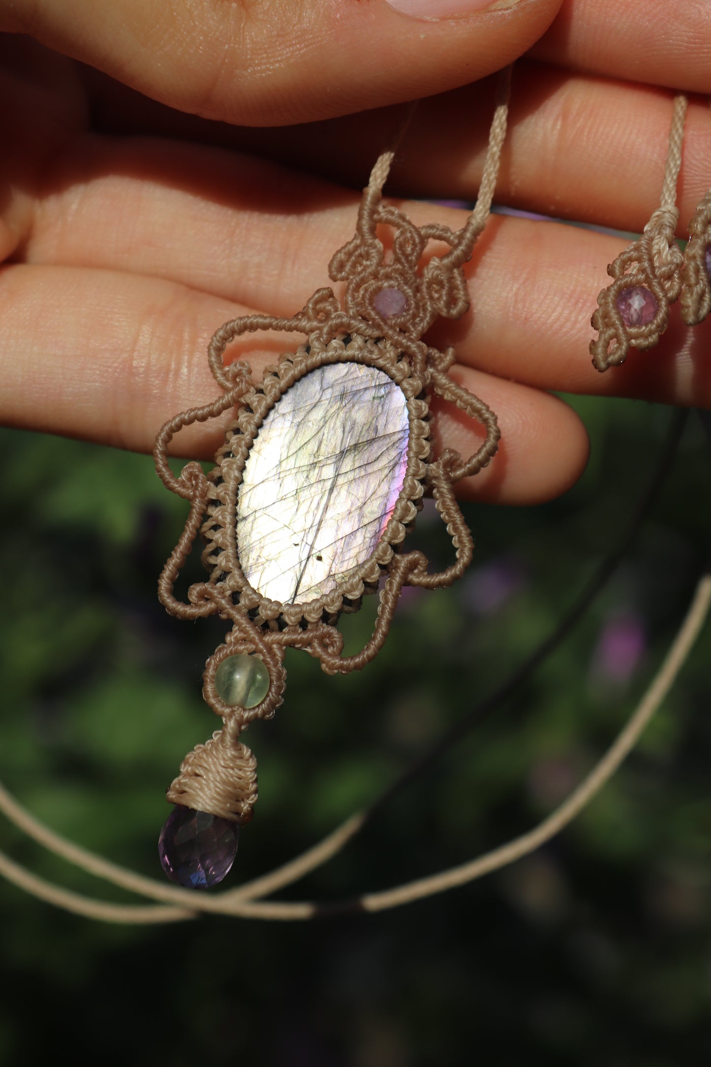 Pendentif en labradorite argentée et violette avec perles d'améthyste et de fluorite
