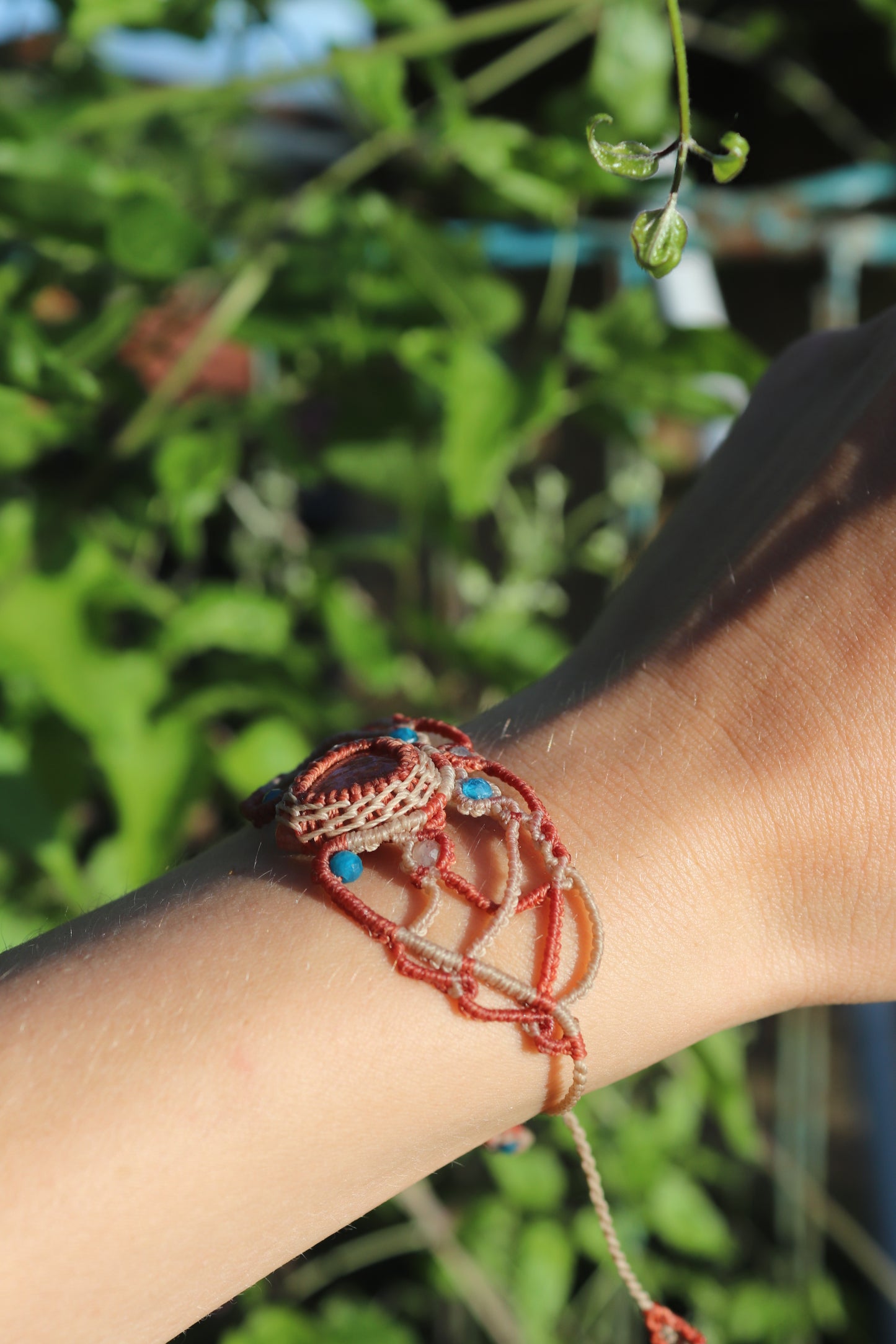 Funkelndes Sonnenstein-Armband mit Apatit-Perlen