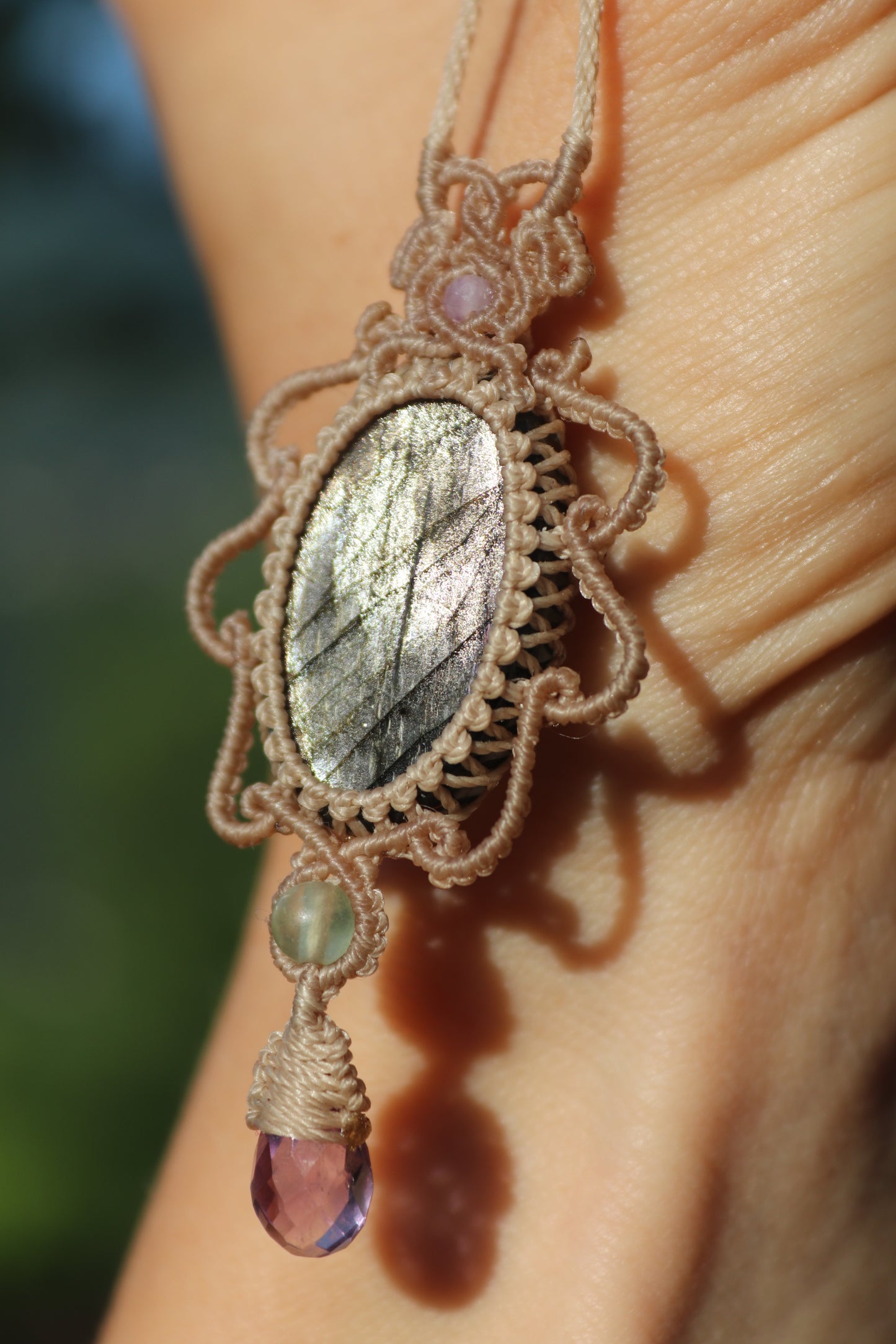 Pendentif en labradorite argentée et violette avec perles d'améthyste et de fluorite