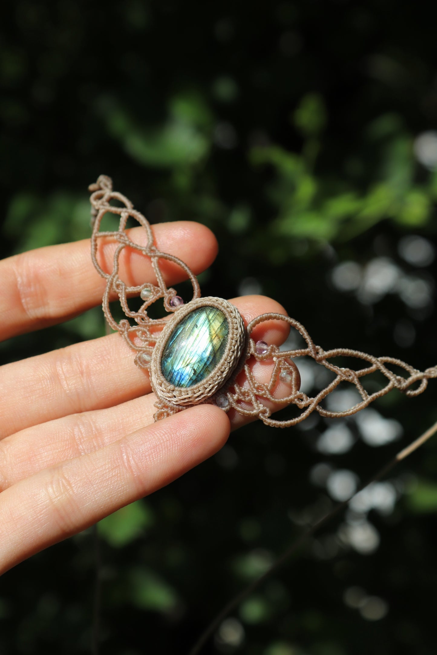 Zierliches grünes LABRADORIT-Choker mit Fluoritperlen