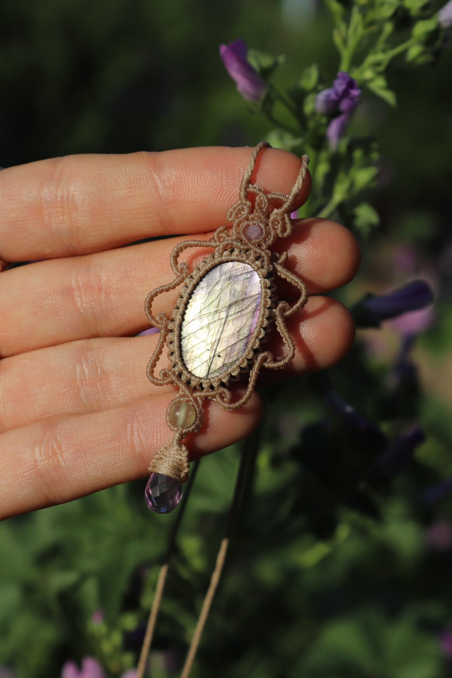 Pendentif en labradorite argentée et violette avec perles d'améthyste et de fluorite
