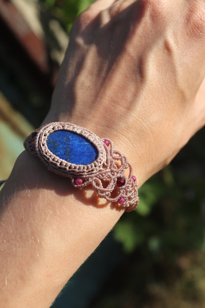 Lapis-Lazuli-Armband, asymmetrisches Design mit Granat- und Rubinperlen