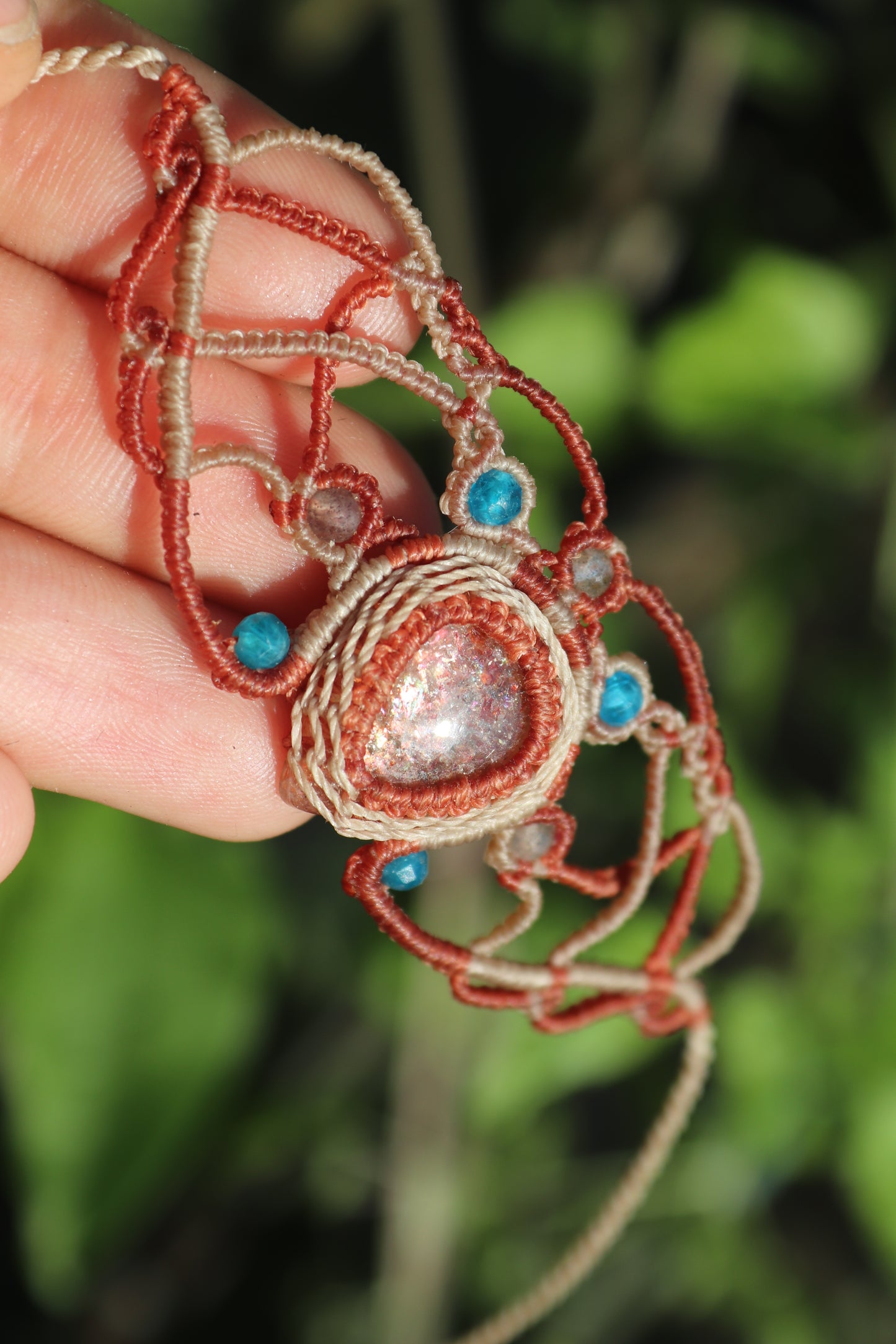 Funkelndes Sonnenstein-Armband mit Apatit-Perlen